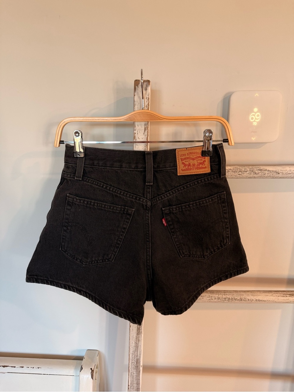 Levi's Women's High Waisted Mom Shorts Black Denim Regular Size 25 EUC Pre Owned